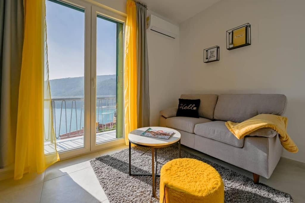 Apartment Noemi With A Direct Beach View Рабац Екстер'єр фото